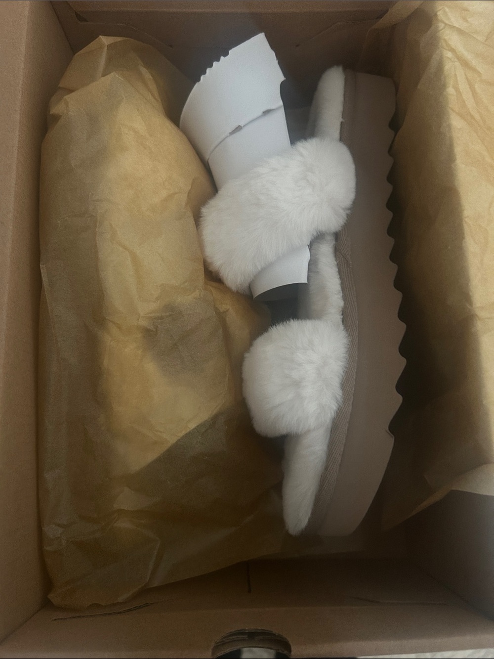 Koolaburra by Ugg Beige Slippers (Boxed) size 9 Brand New in Box - Picture 2 of 6